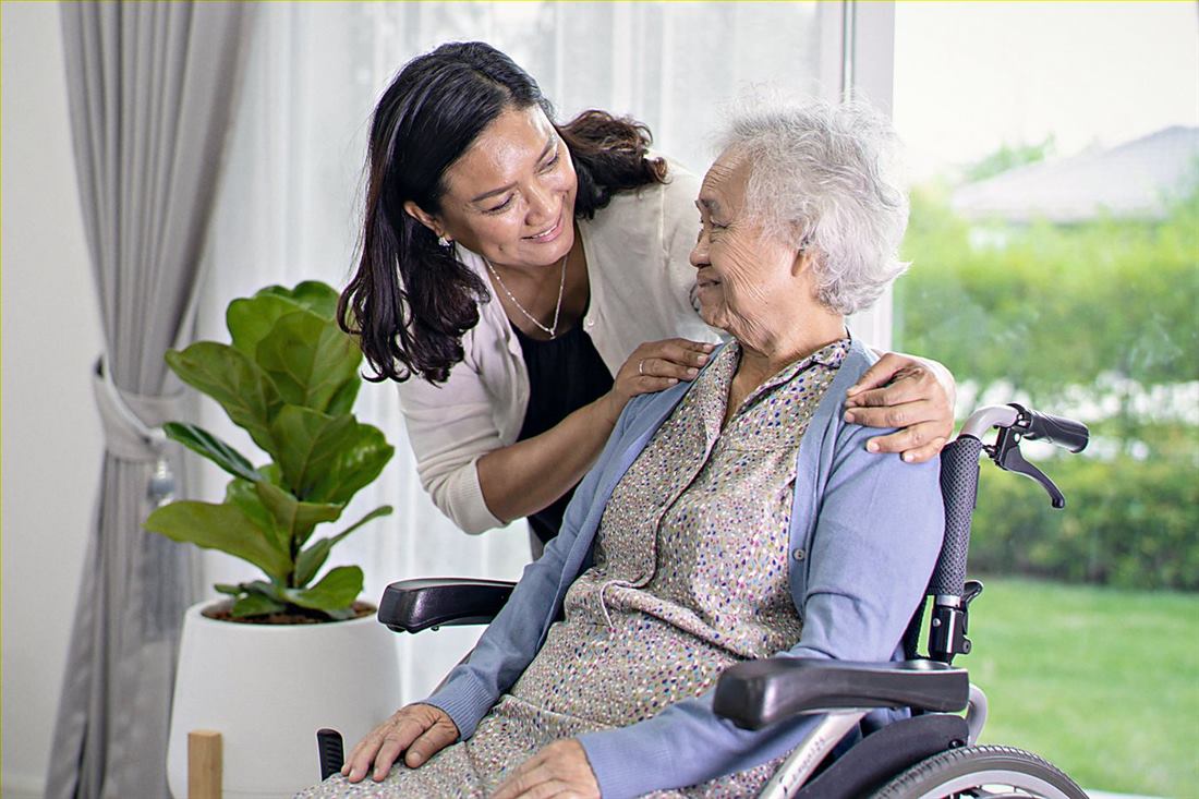 Betreuerin mit Patientin im Garten